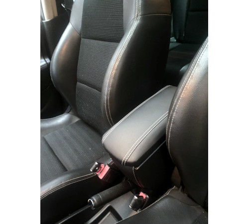 Підлокітник на Peugeot 207 (чорний)